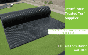 Rollo de base de césped artificial exhibido sobre césped sintético para su instalación
