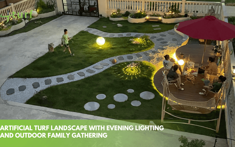 30 ideas creativas para césped en el jardín delantero: diseños económicos y de bajo mantenimiento 4 Paisaje de césped artificial con iluminación nocturna y reunión familiar al aire libre.