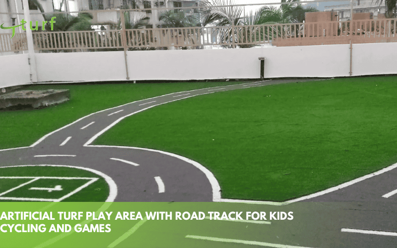 30 ideas creativas para césped delantero: diseños económicos y de bajo mantenimiento 5 Área de juegos de césped artificial con pista de carretera para ciclismo infantil y juegos.