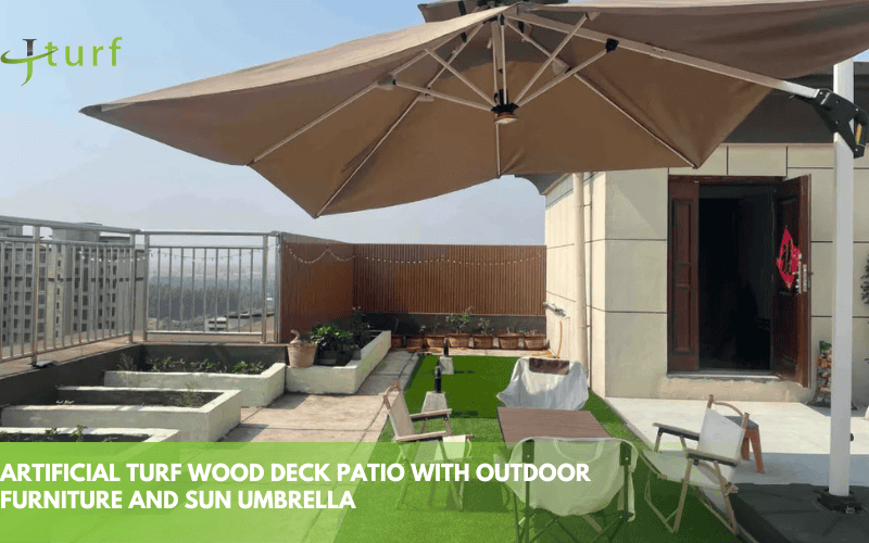 ¿Se puede poner césped sobre una terraza de madera? 1 Patio con terraza de madera y césped artificial con muebles de exterior y sombrilla