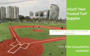 Campo de béisbol con césped sintético y jugadores practicando…
