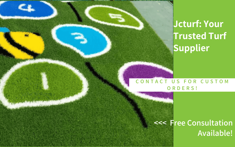 Césped artificial impreso personalizado con números para área de juegos infantiles.