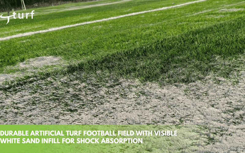 La mejor guía para usar polvo de granito en césped artificial 1 Campo de fútbol de césped artificial duradero con relleno de arena blanca visible para absorción de impactos.