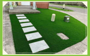 Césped artificial para patio delantero con escalones y cubiertas para servicios públicos