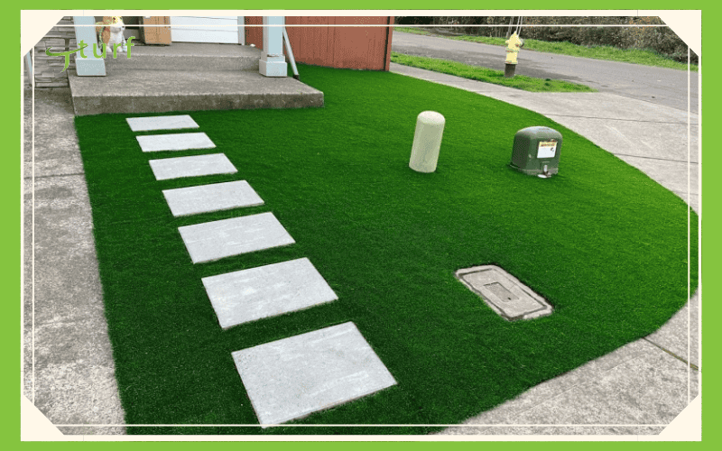 Césped artificial para patio delantero con escalones y cubiertas para servicios públicos