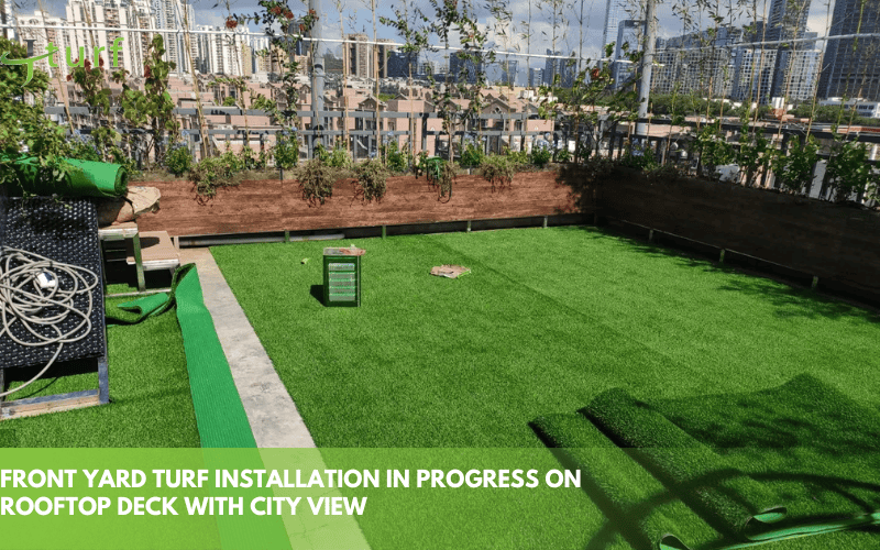 30 ideas creativas para césped en el jardín delantero: diseños económicos y de bajo mantenimiento 3 Instalación de césped en el patio delantero en progreso en la terraza de la azotea con vista a la ciudad
