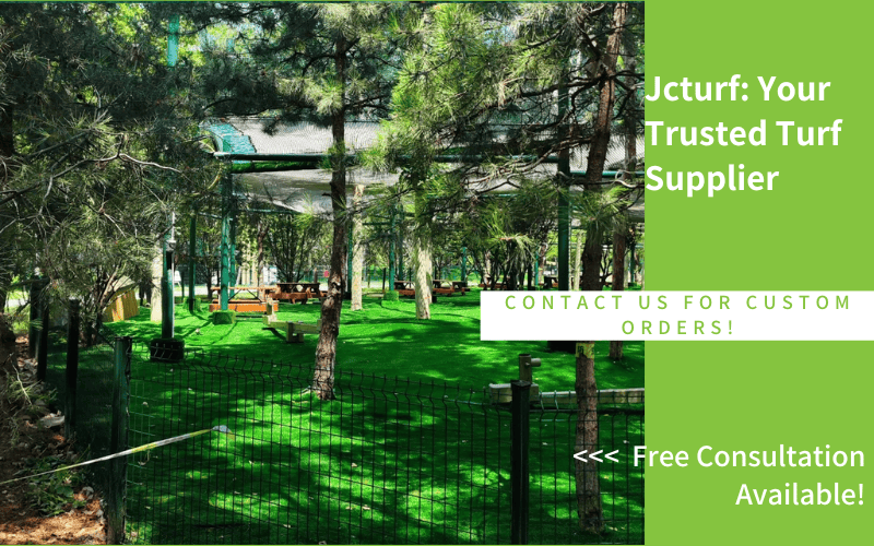 Parque para perros de césped artificial multiusos bajo la sombra de los árboles para uso recreativo al aire libre.