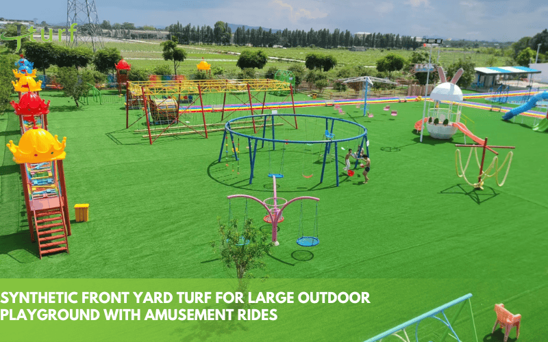 30 ideas creativas para césped delantero: diseños económicos y de bajo mantenimiento 2 Césped sintético para patio delantero para un gran parque de juegos al aire libre con atracciones.