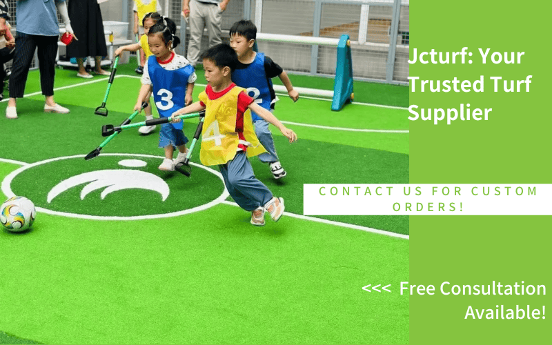 Área de juegos de césped sintético para niños, entrenamiento de fútbol juvenil en interiores.